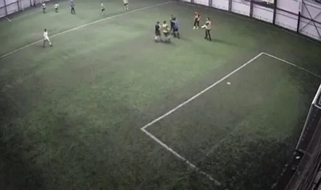 Halı saha boks ringine döndü, kalabalık zor ayırdı