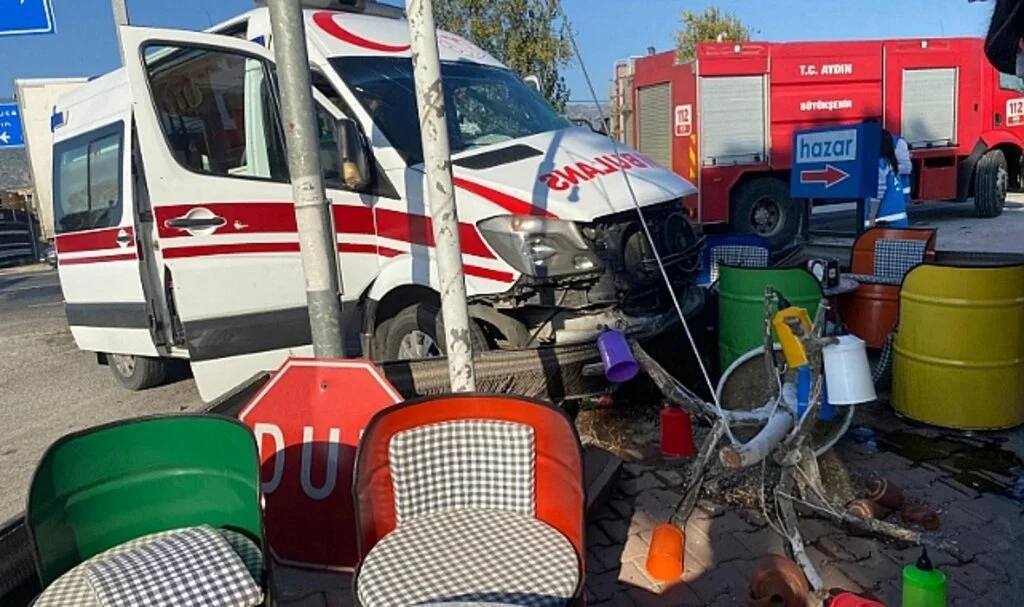 Hasta naklinden dönen ambulans ile kamyon çarpıştı: 4 yaralı