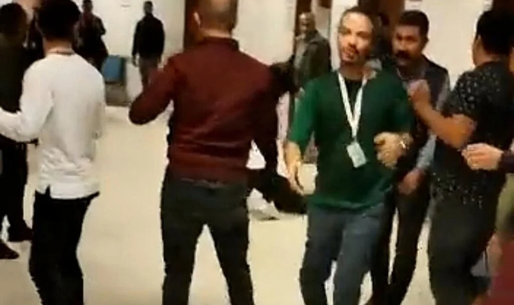 Hastanedeki demir çubuklu kavga kameraya yansıdı