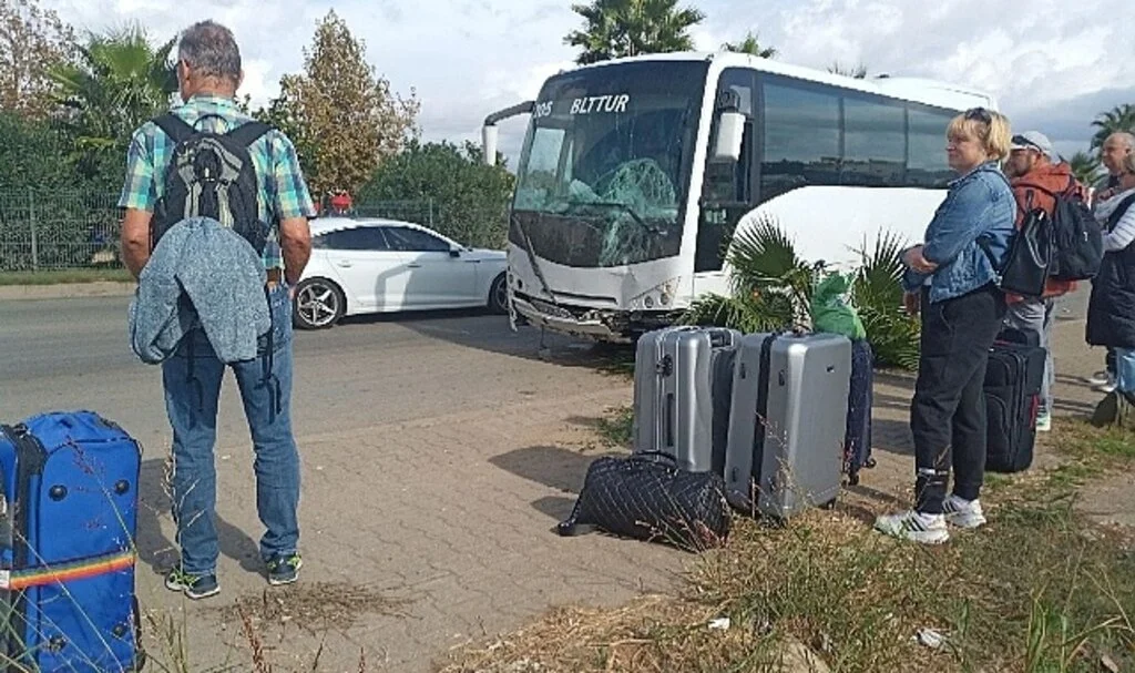 Havalimanına turistleri taşıyan midibüs karşı şeride geçti, kaza ucuz atlatıldı