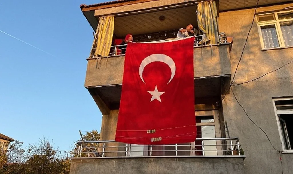 Hayatını kaybeden madencinin evine Türk bayrağı asıldı