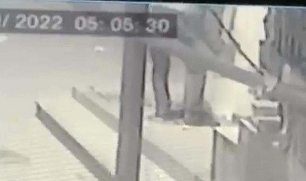 Her gün binlerce kişinin su içtiği tarihi çeşmenin musluklarını çaldılar