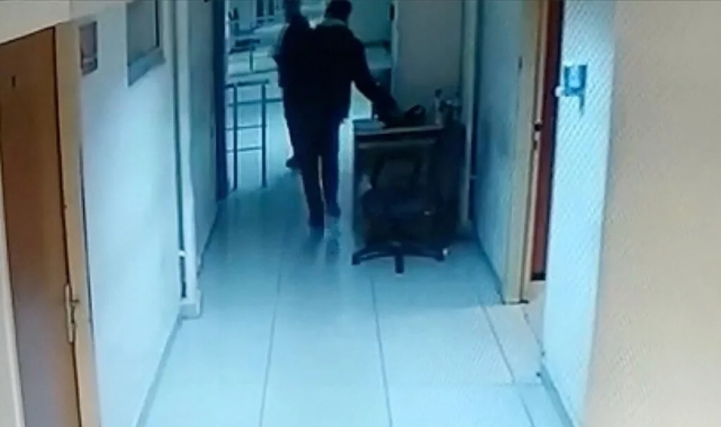 Hırsızlık suçundan adli kontrolle serbest kaldığı adliyeden hırsızlık yaparak çıktı
