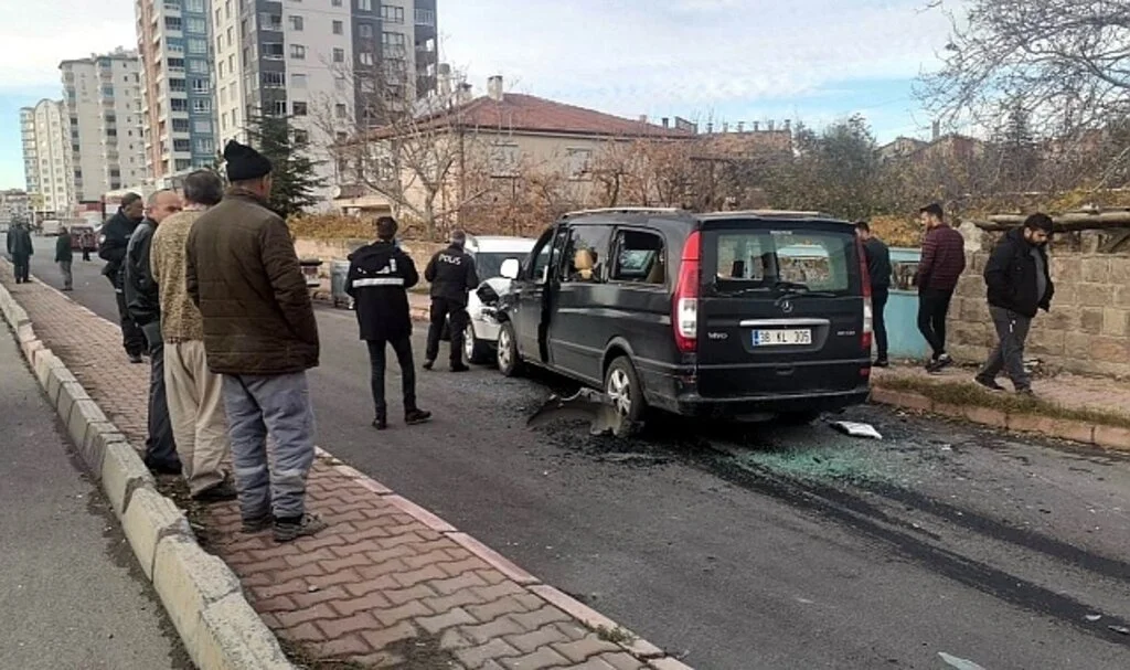 Husumetlisinin Aracına Çarparak Durdurdu Sonra Bıçakladı