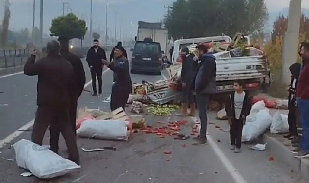  Iğdır'da tır sebze yüklü kamyonete çarptı