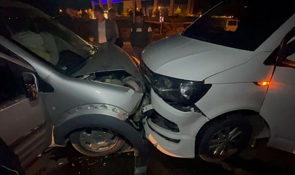 İki araç kafa kafaya çarpıştı: 3 yaralı