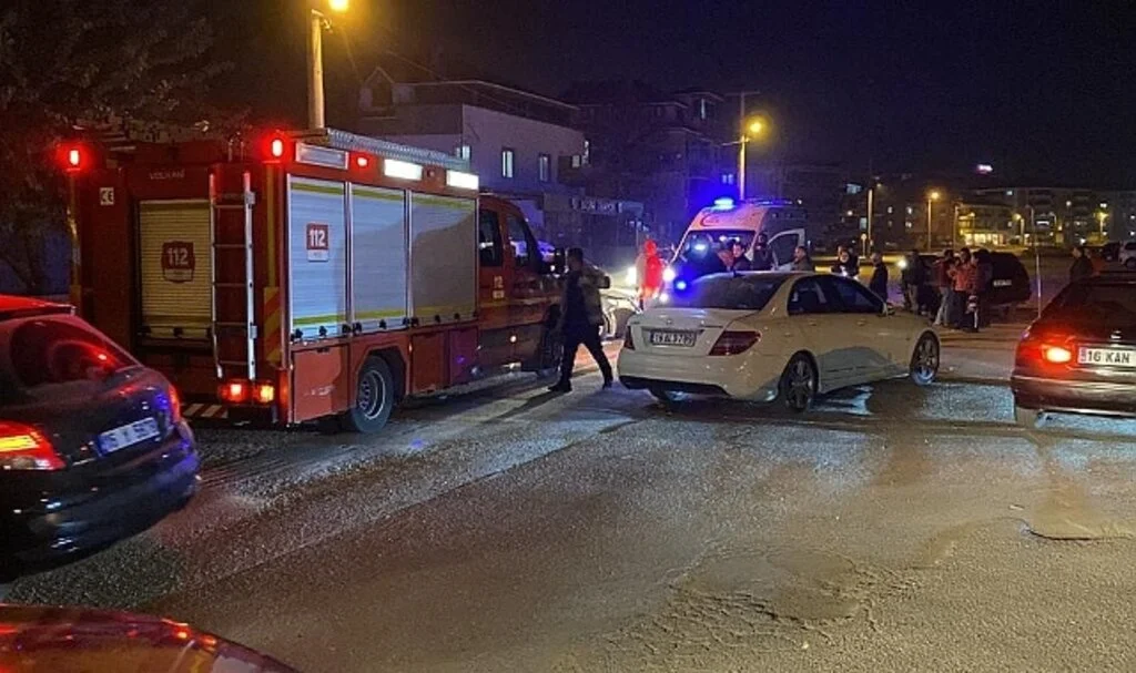 İki otomobil kafa kafaya çarpıştı: 2 yaralı