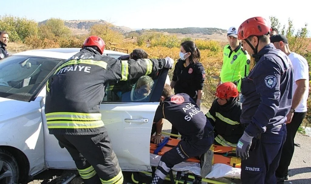 İki otomobil kavşakta çarpıştı: 1'i ağır 4 yaralı