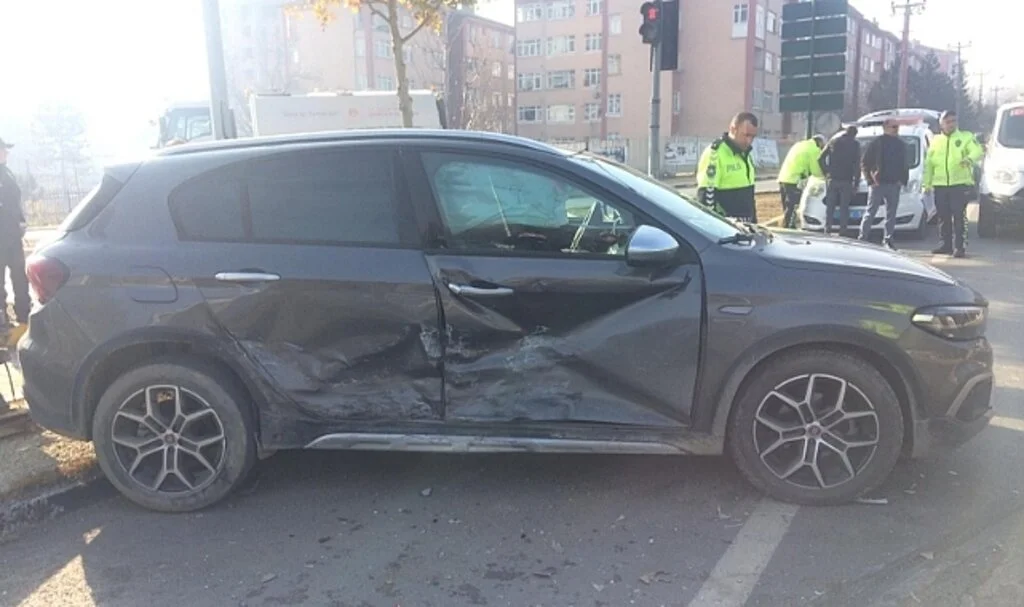İki otomobil kavşakta çarpıştı: 3 yaralı