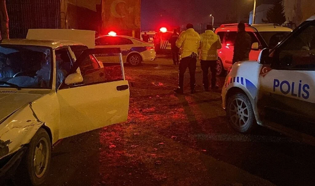İnşaattan demir çalan hırsızlar aracı bırakıp kaçtı