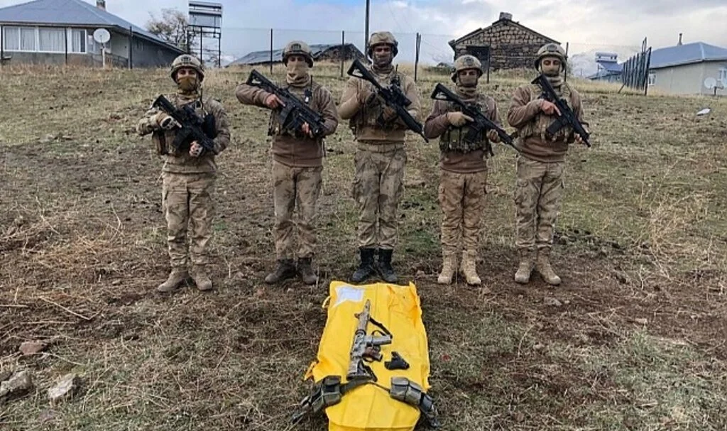 İran sınırından Türkiye’ye giren 2 teröristten biri canlı olarak ele geçirildi