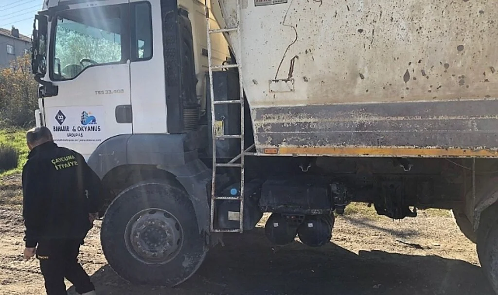 İş kamyonuyla çarpışan araç hurdaya döndü; 4 yaralı
