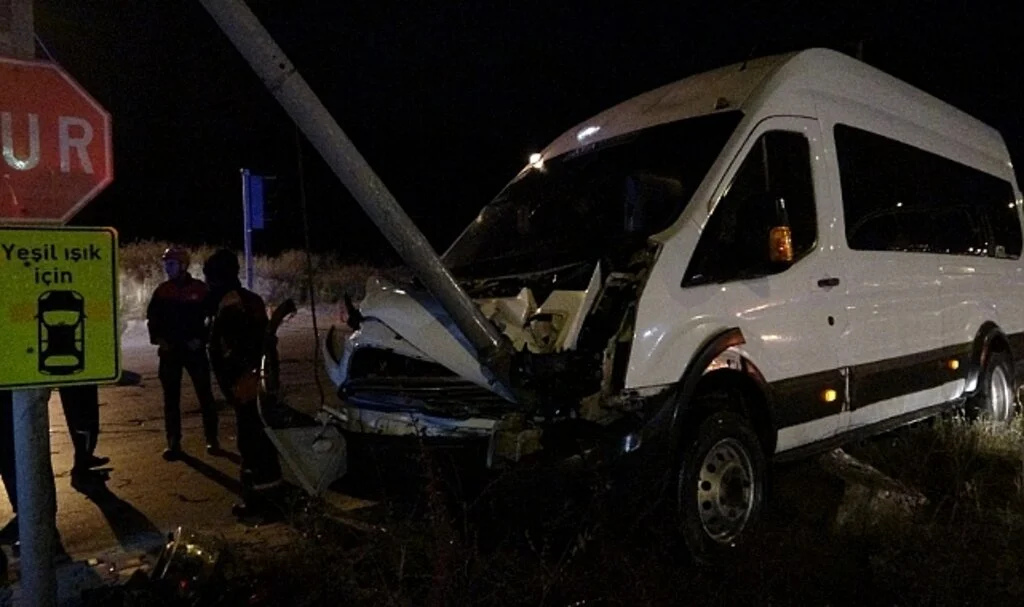 İşçi servisi sinyalizasyon direğine çarptı: 2’si ağır 9 yaralı