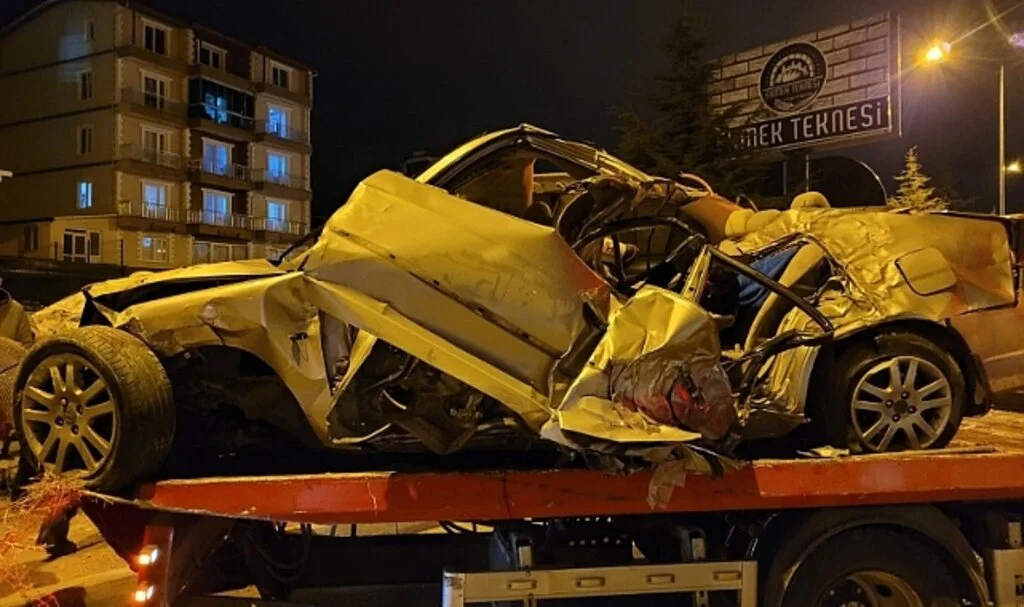 Isparta’da meydana gelen kazada otomobil hurdaya döndü: 2 yaralı