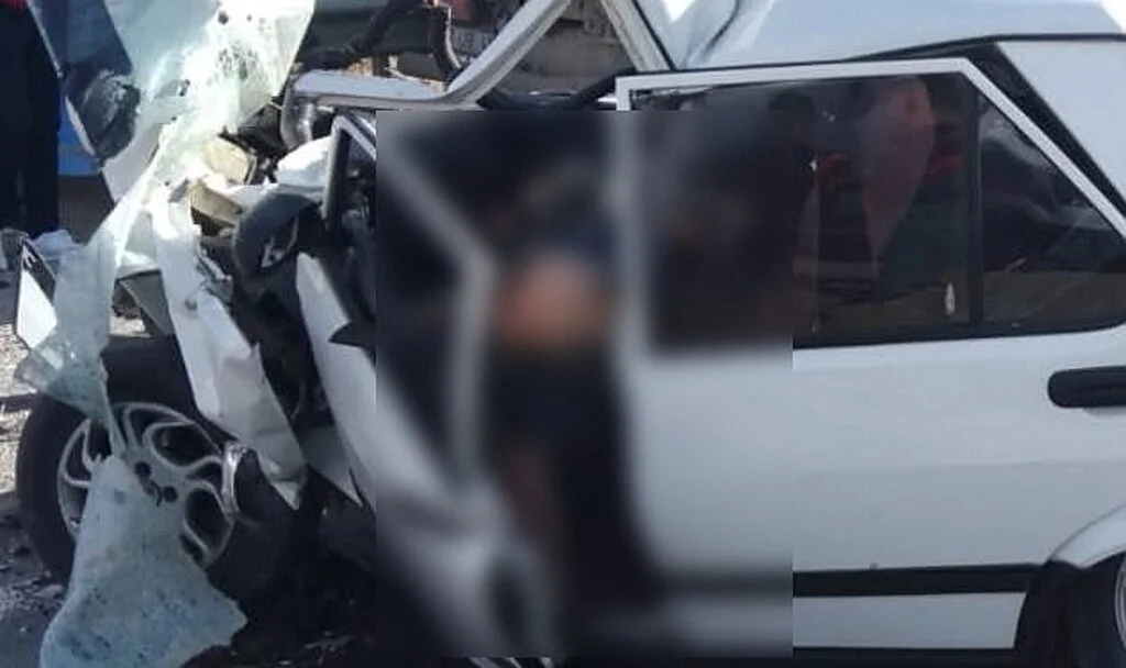 Isparta’da otomobil yol süpürme aracına çarptı: 2 ölü