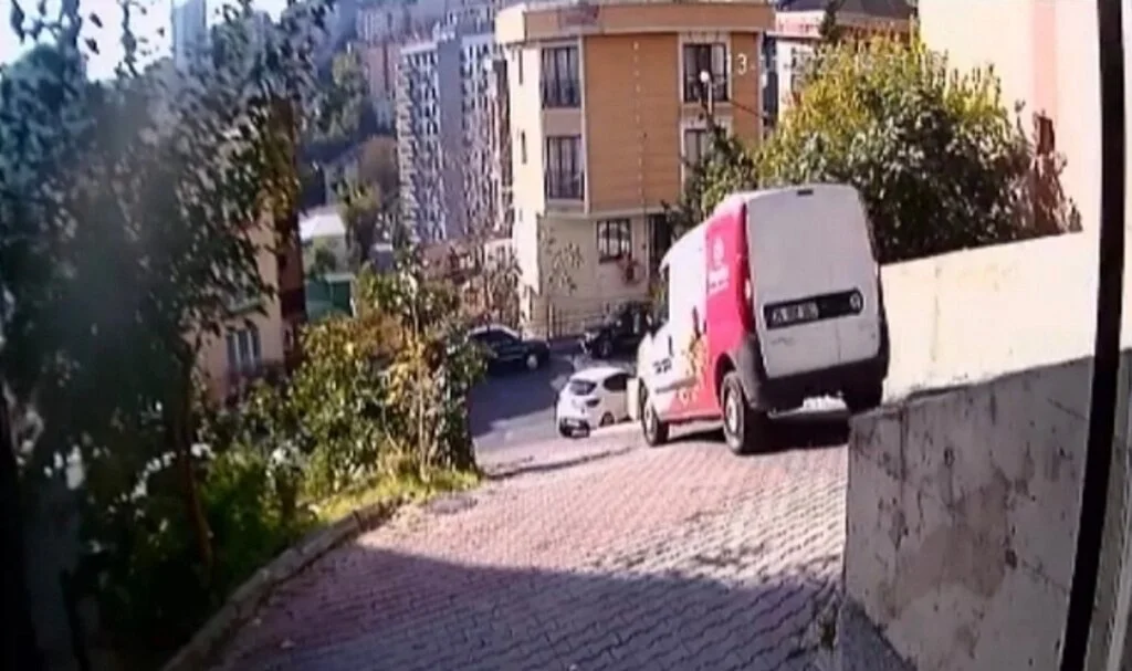 İstanbul’da akıl almaz kaza kamerada: Araç 25 metreden aşağıya uçtu