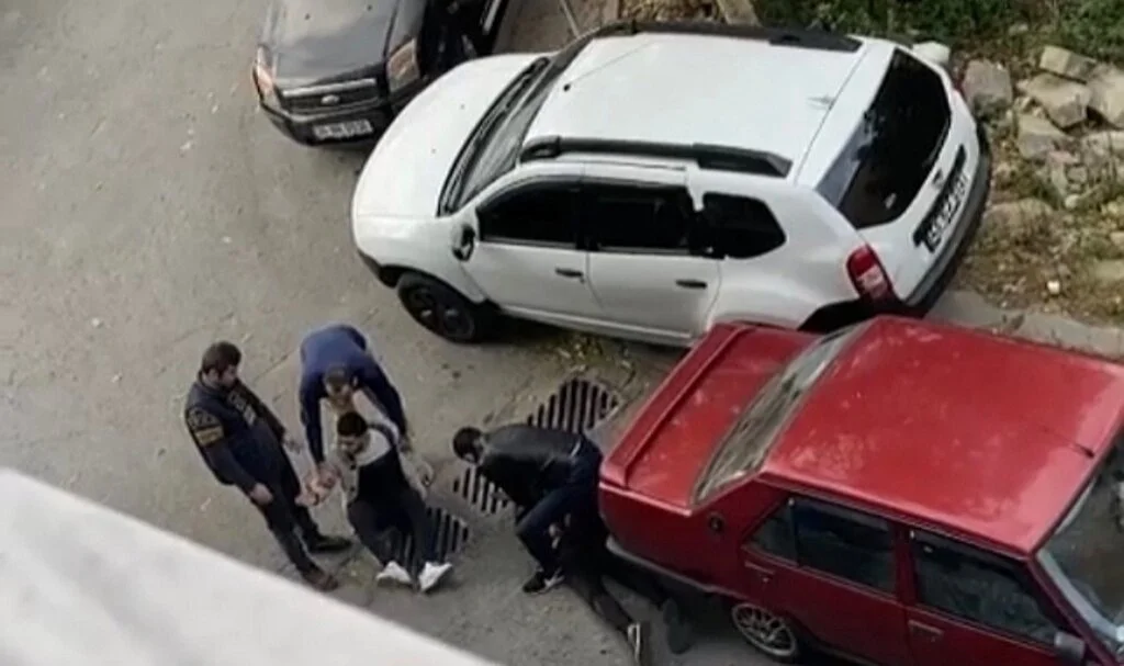 İstanbul’da bıçaklı gaspçıların yakalandığı anlar kamerada: Polise yemin ederek yalvardılar