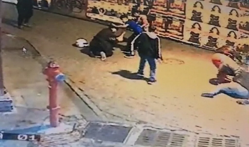 İstanbul’da bıçaklı ve kasklı kavga kamerada: Beşiktaş polisi saldırganları yakaladı