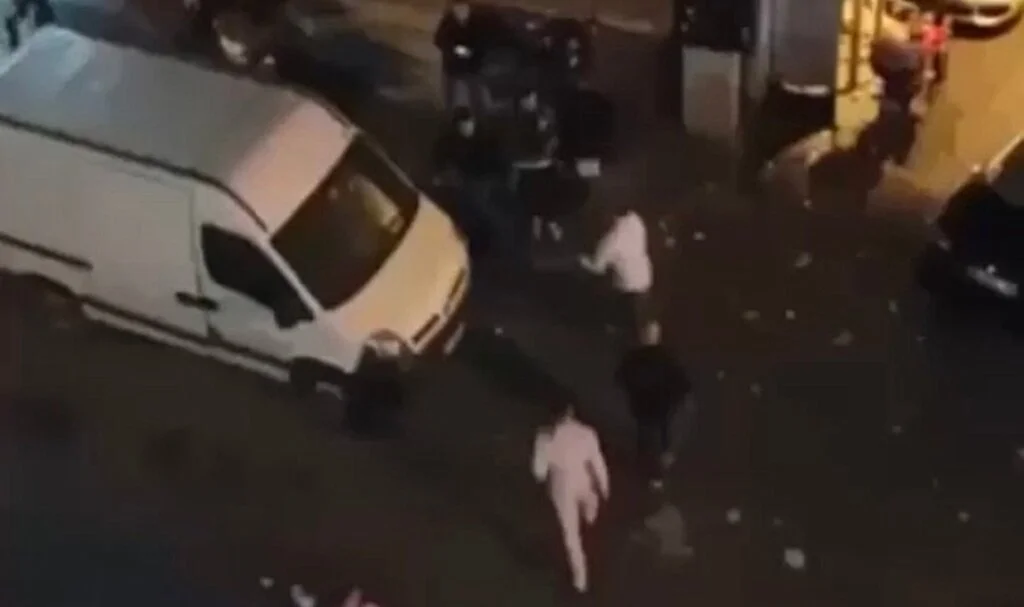 İstanbul’da dehşet anları kamerada: Cadde ortasında silahla 2 kişiyi vurdu