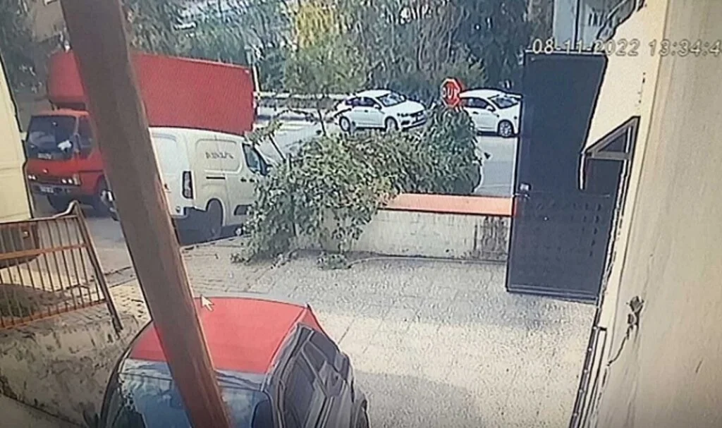 İstanbul’da kamyonet dehşeti kamerada: 5 araç pert oldu