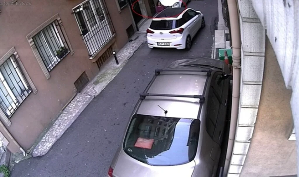 İstanbul’da korku dolu anlar kamerada: Sevgilisiyle tartışan engelli genç dehşet saçtı