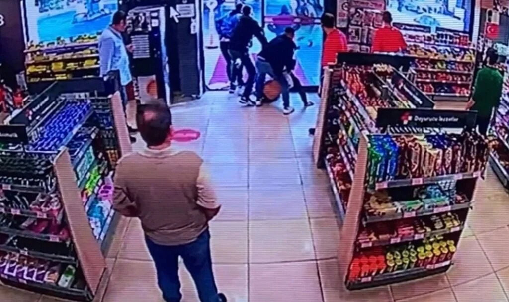 İstanbul’da markette dehşet anları kamerada: Kovalayıp dövdükleri genci kaçırdılar