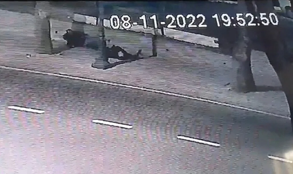 İstanbul’da uçan tekme dehşeti kamerada: Evine giderken saldırıya uğradı
