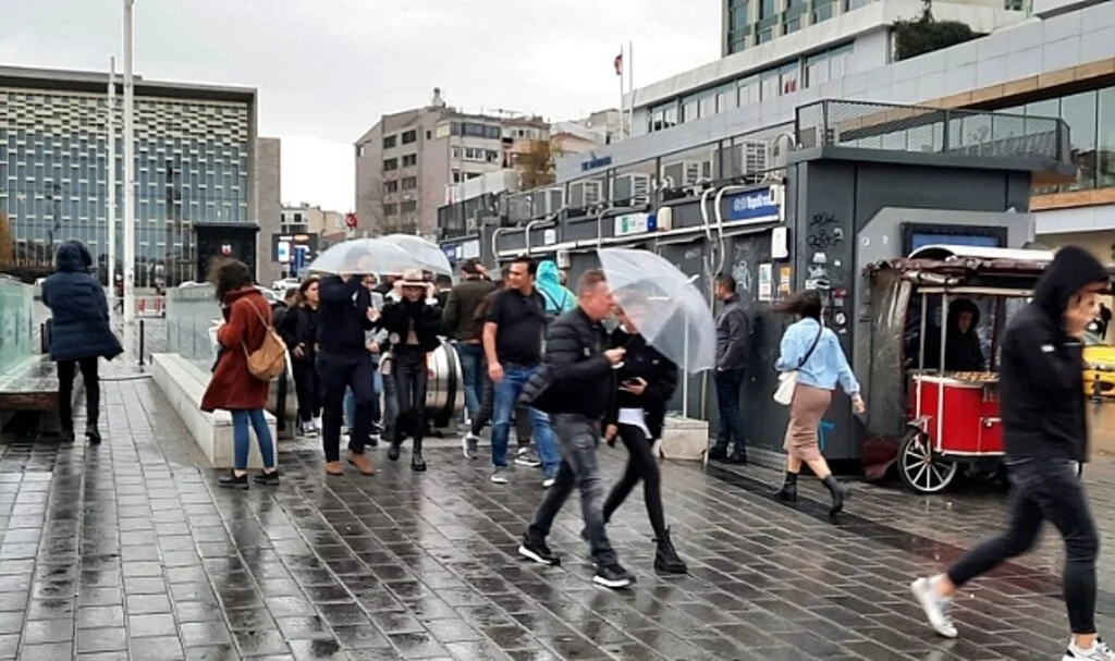 İstanbul'da yağmur ve şiddetli rüzgar başladı