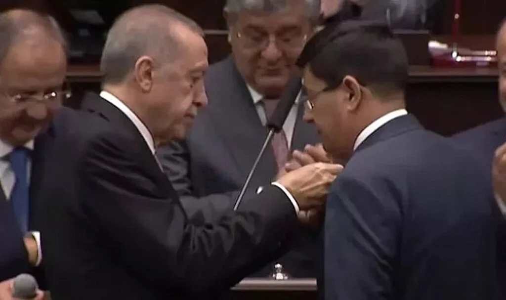 İYİ Parti'den İstifa Edip AK Parti'ye Katıldı! Rozetini Cumhurbaşkanı Erdoğan Taktı