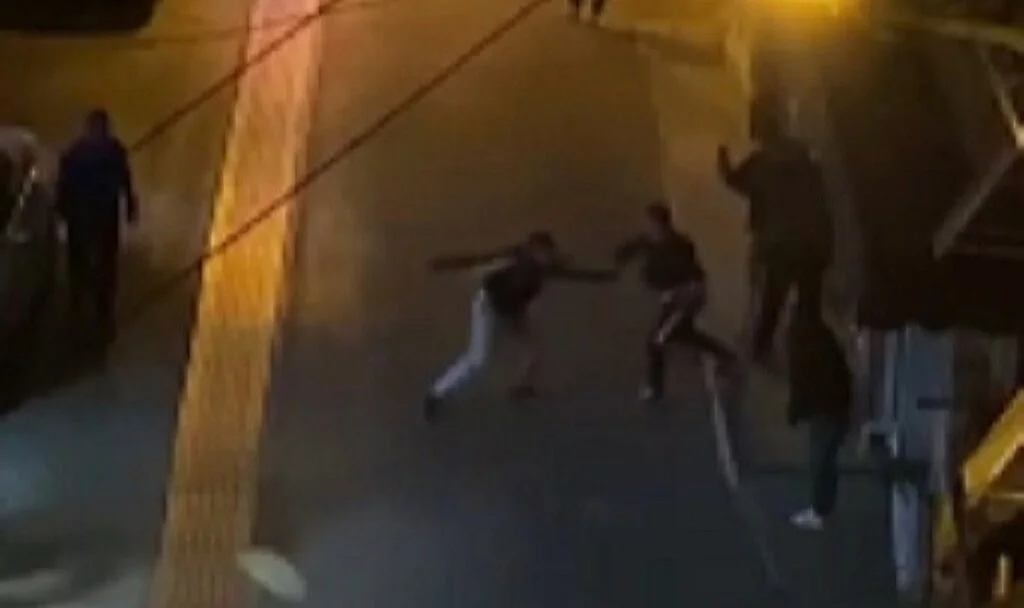 İzmir’de 2 kişinin yaralandığı sokak ortasındaki bıçaklı kavga kamerada