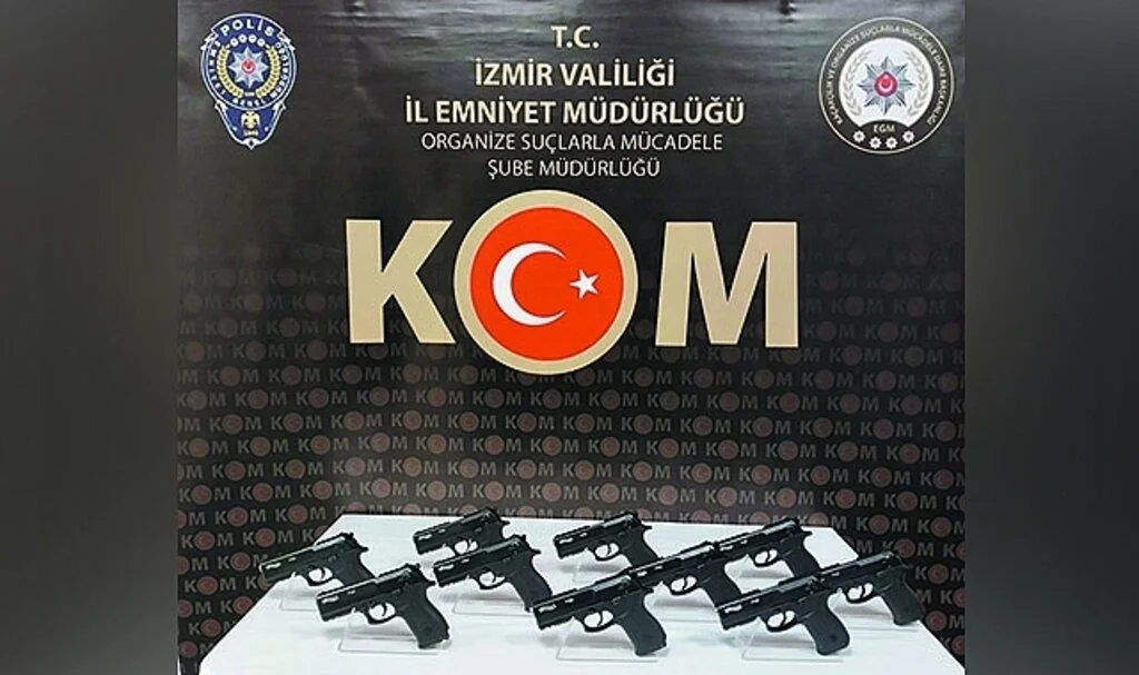 İzmir’de baskın yapılan evde çok sayıda tabanca ele geçirildi