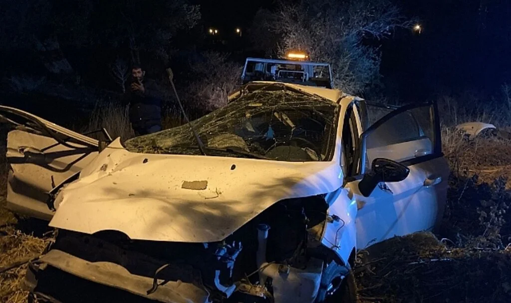 İzmir’de ehliyetsiz gencin kullandığı araç takla attı: 1 ölü, 2 yaralı