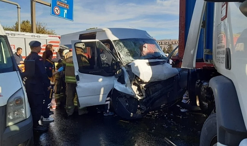 İzmir’de feci kaza: 1’i ağır 6 cezaevi personeli yaralı