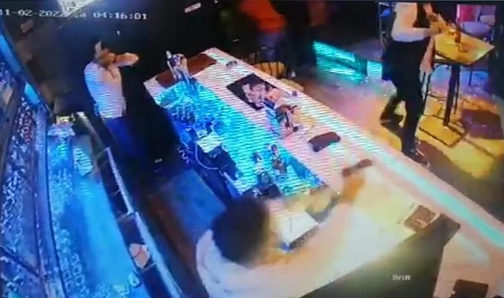 İzmir’de gece kulübünde silahlı kavga dehşeti