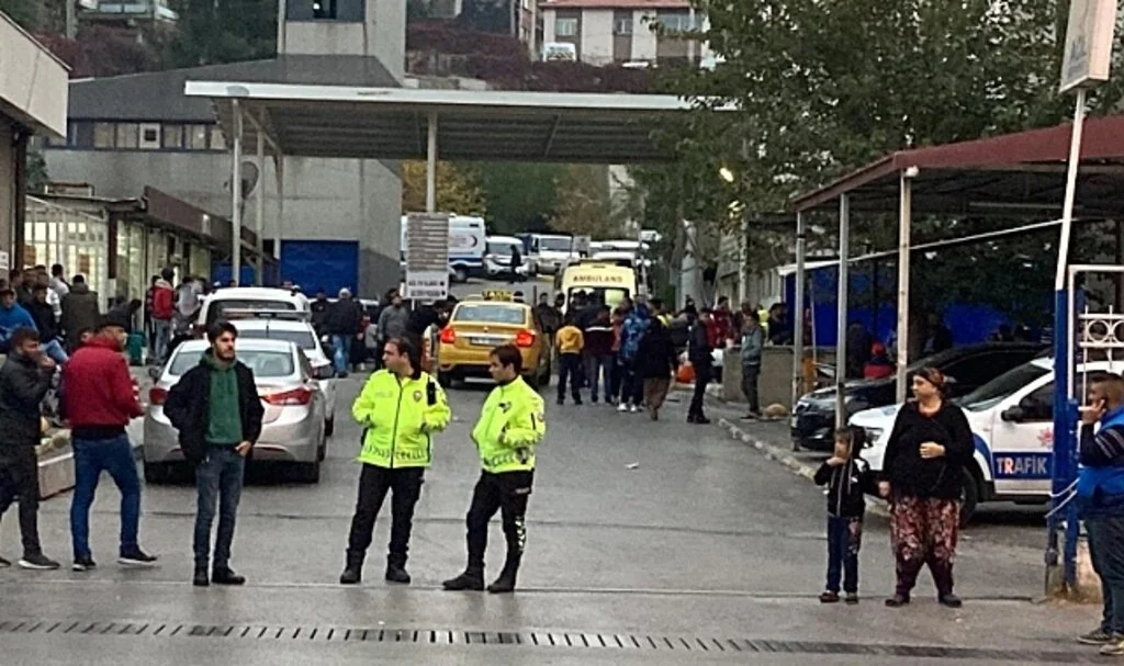 İzmir’de İki Grup Arasında Silahlı Kavga: 2'si Ağır 6 Yaralı