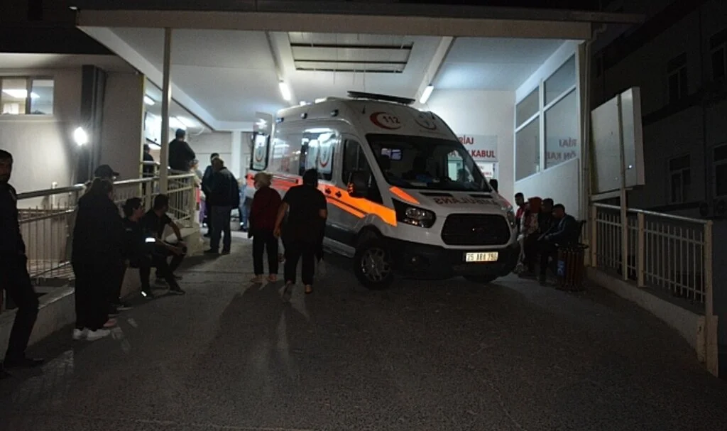  İzmir’de iki servis aracı çarpıştı: 17 yaralı