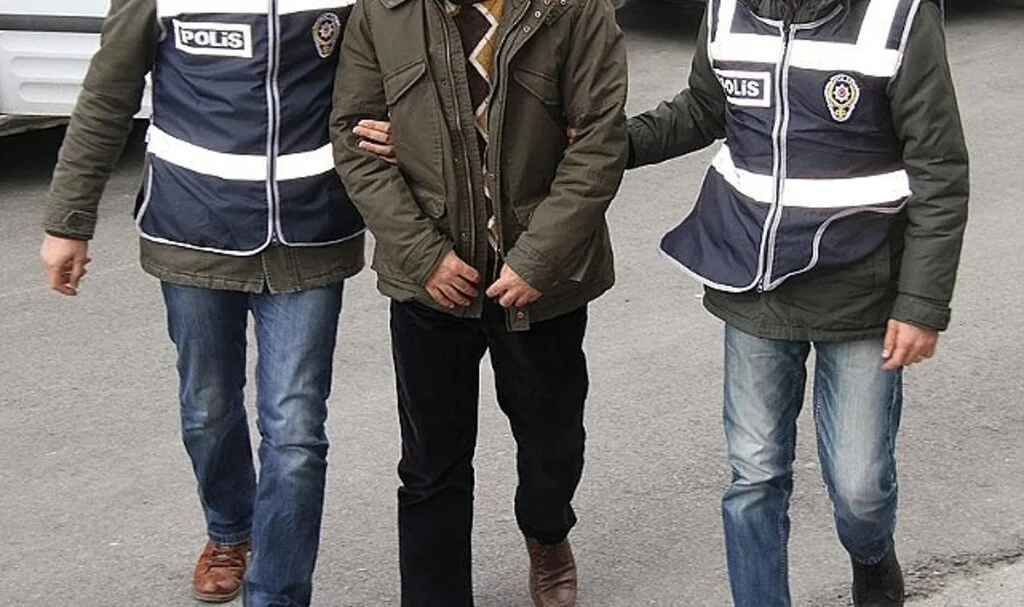 İzmir’de taciz iddiasıyla gözaltına alınan öğretmen tutuklandı