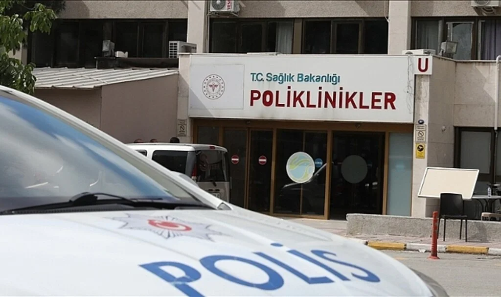 İzmir'deki depremde balkondan atlayan genç vefat etti