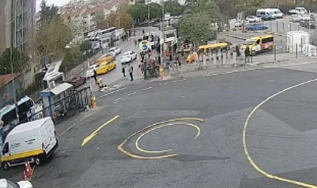 Kadıköy’de metrobüsün duvara çarptığı kaza kamerada