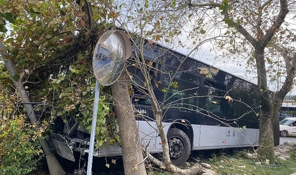 Kadıköy’de perondan çıkan metrobüs yolun karşısına geçip duvara çarptı: 1 yaralı