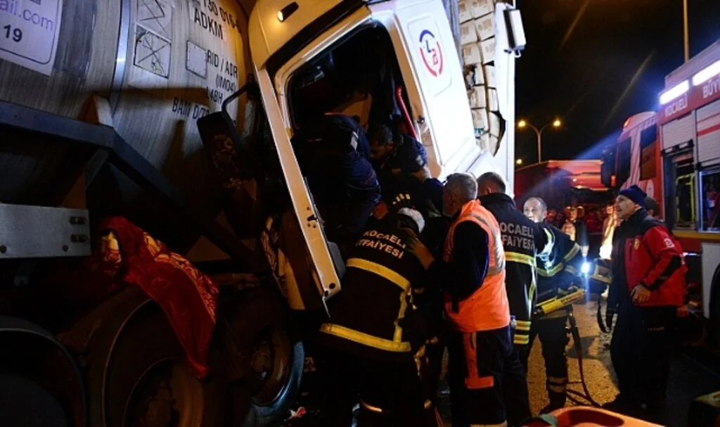 Kağıt gibi ezilen tırda sıkışan sürücüyü kurtarmak için seferber oldular