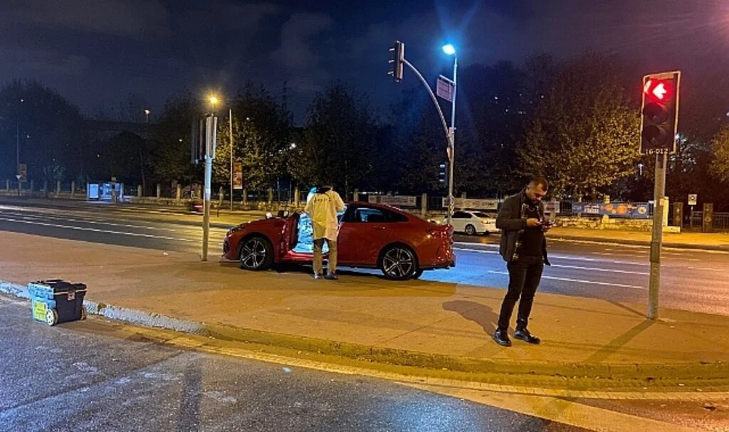 Kağıthane’de kırmızı ışıkta bekleyen lüks araca silahlı saldırı: 1 ölü