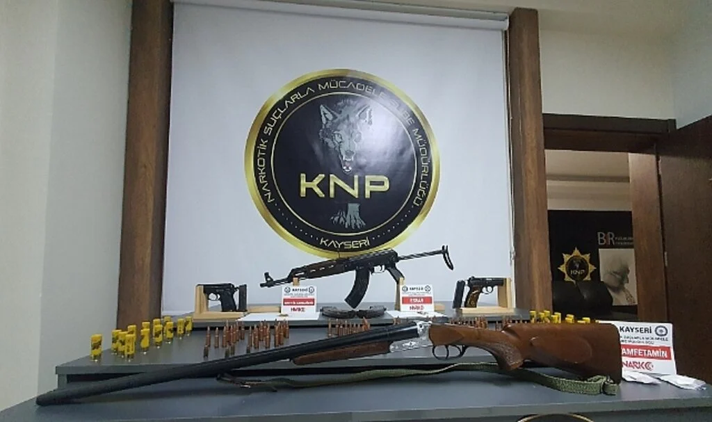 Kalaşnikof İçin Evine Özel Bölme Yaptı
