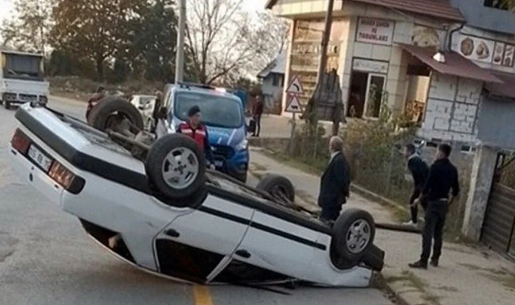 Kaldırıma çarpan otomobil takla attı: 1 yaralı