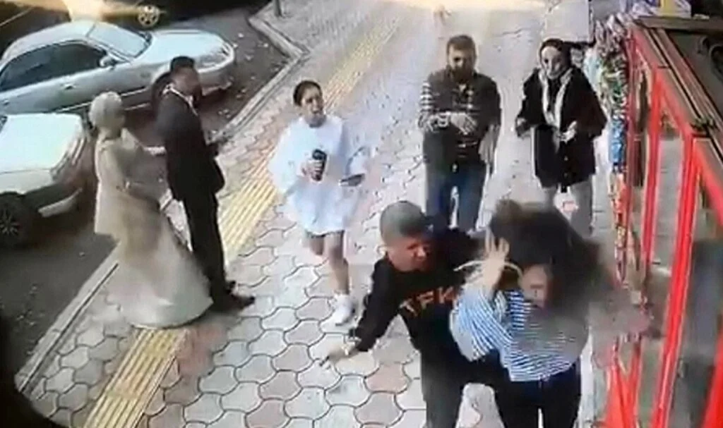 Kaldırımda yürüyen genç kızlara önce taciz, sonra darp