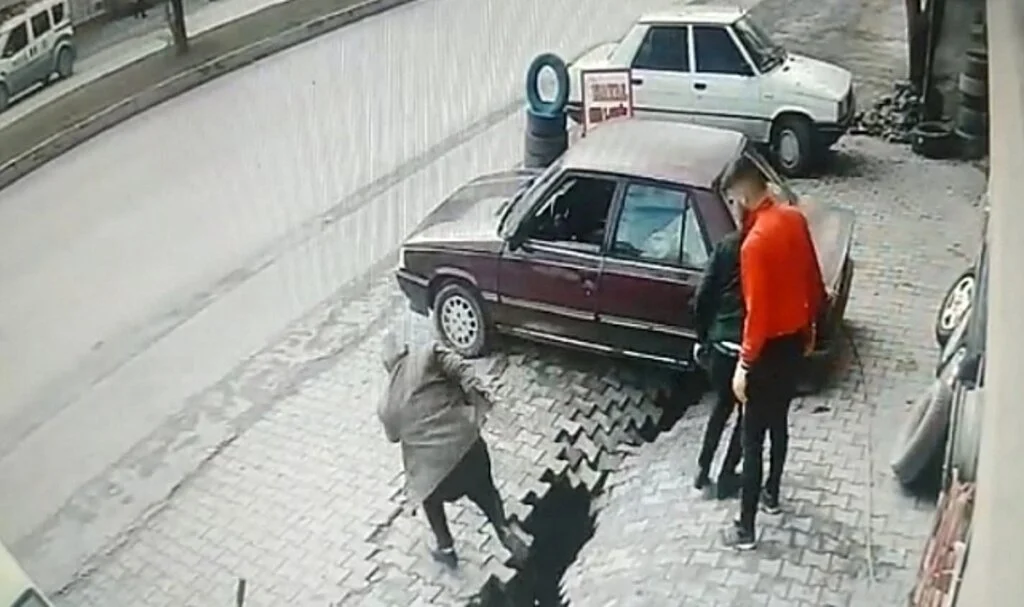 Kaldırımın çökme anı kamerada