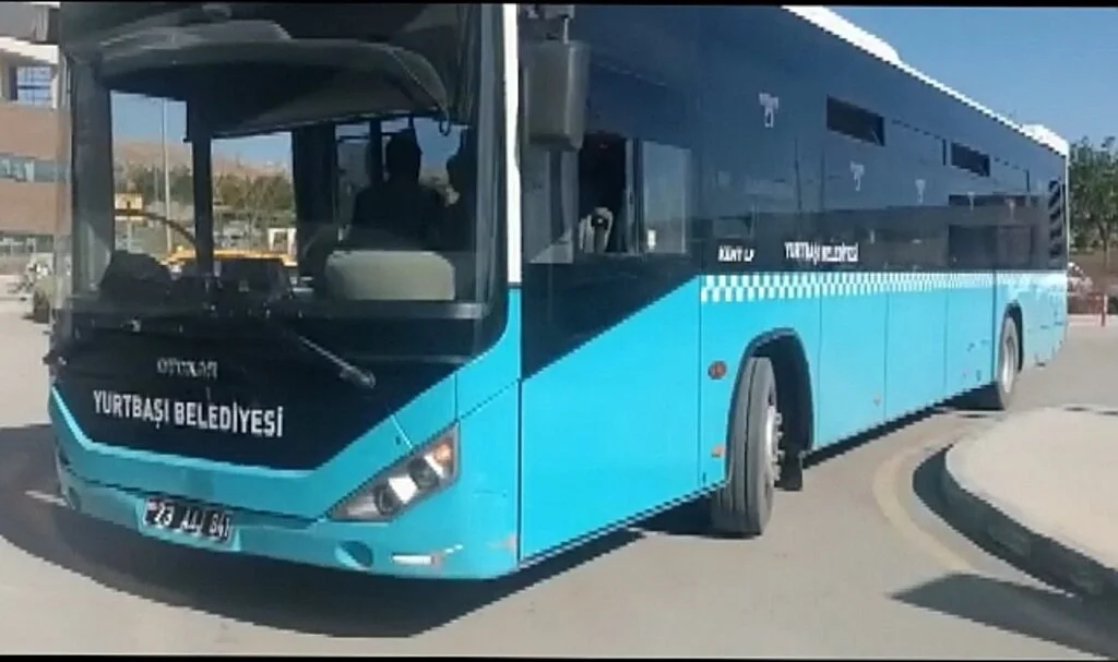 Kalp krizi geçiren yaşlı adamı otobüsle hastaneye yetiştirdiler