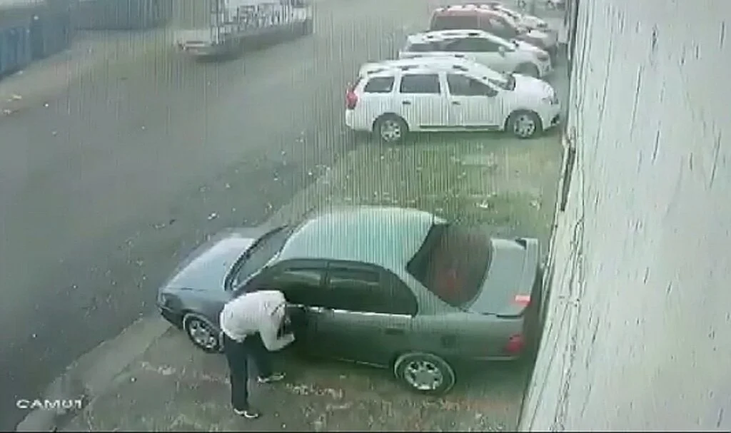 Kamyon şoförü kovaladı, hırsız araç camından balıklama atlayarak kaçtı