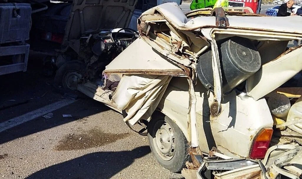 Kamyona çarpan otomobil kağıt gibi ezildi: 1 yaralı