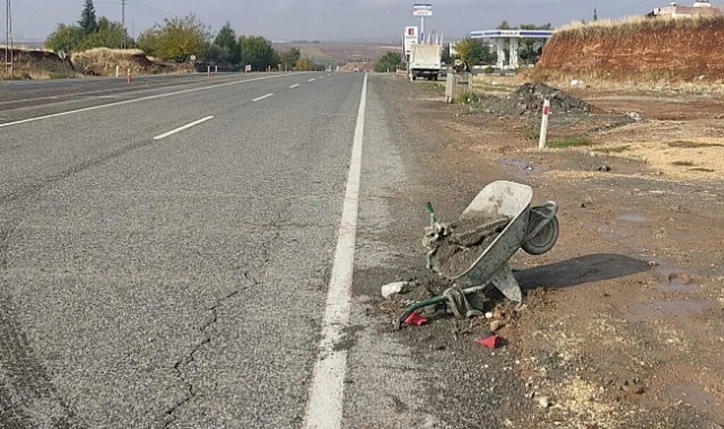 Kamyonet, el arabasına çarptı: 1 yaralı